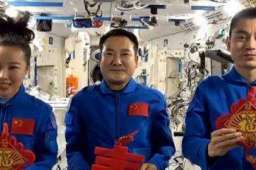 出差三人组太空拜年来了