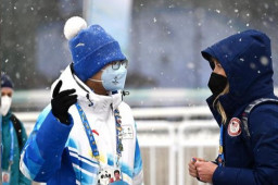 冬奥志愿者雪中坚守岗位