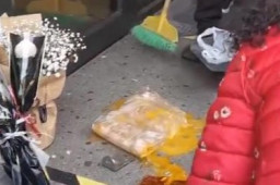 重庆涉事星巴克门店被送白花扔鸡蛋