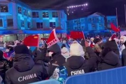 谷爱凌领奖全场高唱歌唱祖国