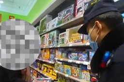 15元玩具被偷单亲妈妈崩溃报警