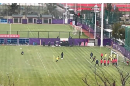 女足隔离期间仍坚持训练