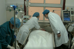 男子5分钟喝光一瓶白酒昏迷不醒