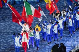 徐梦桃坐在高亭宇肩上擎旗入场