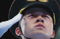 闭幕式旗手脸上挂着泪痕