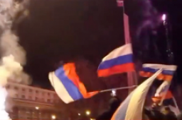 顿涅茨克民众挥舞俄罗斯国旗庆祝