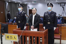 “不收现金”的行长被控敛财近10亿