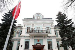 中国驻乌使馆提醒华人车身贴国旗