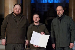 泽连斯基签署乌克兰加入欧盟申请书