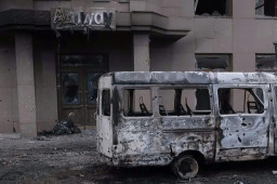 战火中母亲用身体挡住孩子