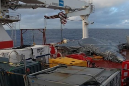 美军从南海打捞起坠毁战机残骸