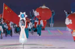 中国队入场 雪容融围着转圈圈