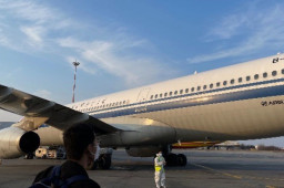 第二架自乌撤侨航班抵达郑州