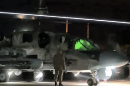 俄夜袭乌设施 爆炸现场夜如白昼