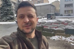 泽连斯基自拍：微笑吟诗直言悲伤