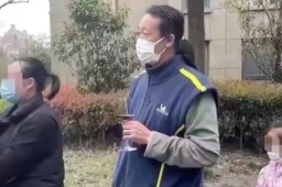 上海大叔举着红酒杯排队做核酸