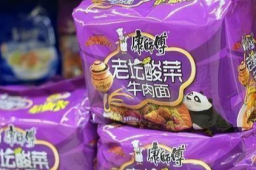 老坛酸菜方便面重回昆明超市货架