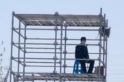 苏沪交界处白天瞭望台夜里探照灯