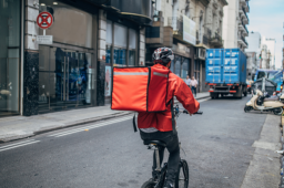 上海跑腿小哥：露宿街头日薪过万