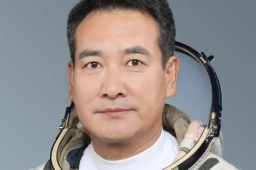 翟志刚哥哥说接风的大碴子粥已备好