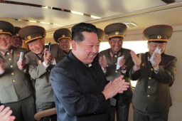 朝鲜试射新型武器 金正恩现场观摩