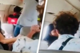 巴西一客机飞行途中舱门自动打开