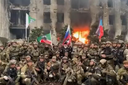 车臣部队合影庆祝马里乌波尔大捷