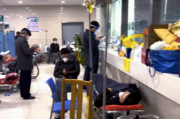 上海急诊实录：病患爆满拆凳子安置