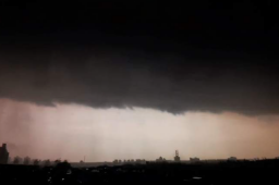 市民实拍上海暴雨：白昼如黑夜