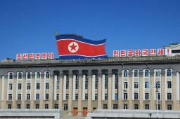 朝鲜举行阅兵式