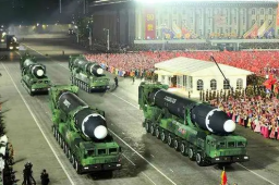 朝鲜举行阅兵 高超音速导弹亮相