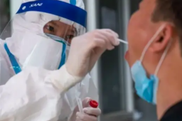 北京一男子得知自己密接 独守车内