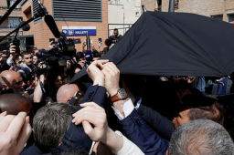 马克龙胜选后首次出行遭番茄袭击