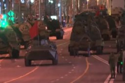 俄红场阅兵夜间彩排：坦克导弹登场