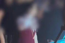 南航回应女子穿其空姐制服蹦迪