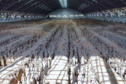 五一假第1天兵马俑景区俑比游客多