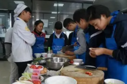 三四年级学生要会拌凉菜