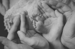 周杰伦晒照官宣三胎女儿出生