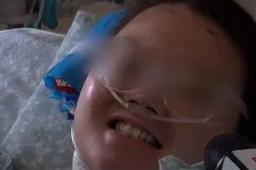 想大口喝矿泉水的女孩双腿保住了