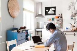 员工居家办公被公司用摄像头盯梢