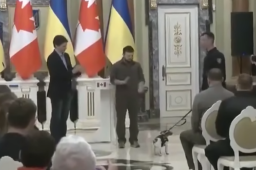 泽连斯基当特鲁多面给狗颁奖