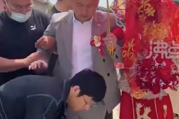 新郎结婚前被200斤朋友闹喜压骨折