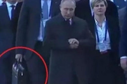 普京保镖疑握核手提箱亮相阅兵