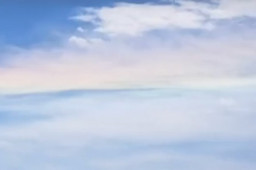 北京上空飘来七彩祥云