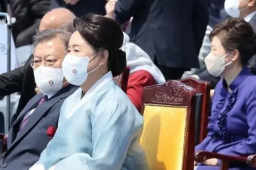 朴槿惠与文在寅罕见同框：无交流