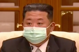 金正恩首次戴口罩出席会议