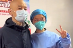 葛优排队做核酸爽快答应与大白合影