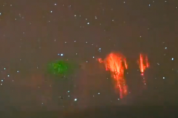 喜马拉雅山脉爆发红色精灵闪电