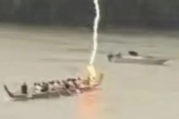 男子划龙舟被雷击中落水失联