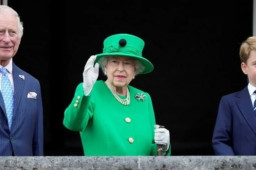 英国女王拄拐杖现身庆典最后一天